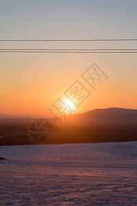 雪原温暖夕阳日落图片