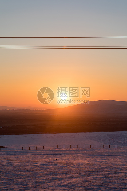 雪原温暖夕阳日落图片