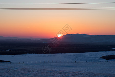 雪原温暖夕阳日落图片