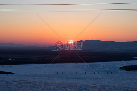 雪原温暖夕阳日落图片