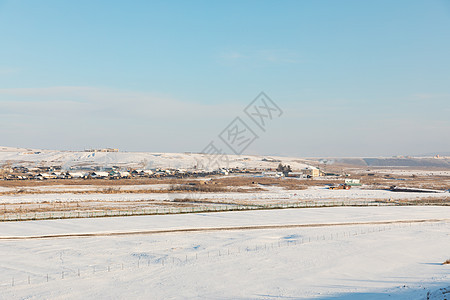 草原白雪覆盖冬季风光图片