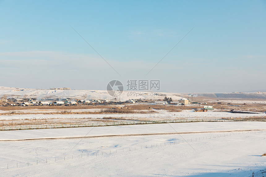 草原白雪覆盖冬季风光图片