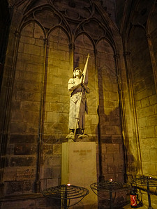 巴黎圣母院内景雕塑图片