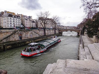 法国巴黎塞纳河游船图片