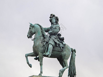 法国凡尔赛宫路易十六雕像图片