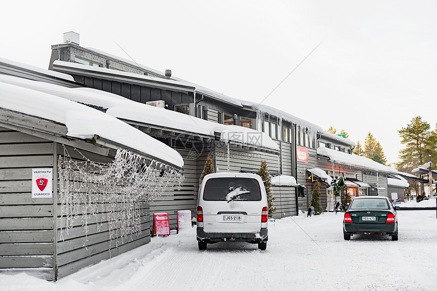 芬兰洛瓦涅米圣诞老人村屋檐白雪图片