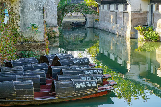 浙江绍兴鲁镇景区乌篷船图片