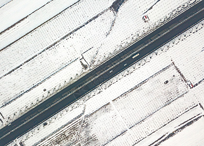 大雪下的312国道图片