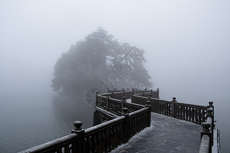 琴岛之眼大雾中的庐山如琴湖九曲桥背景