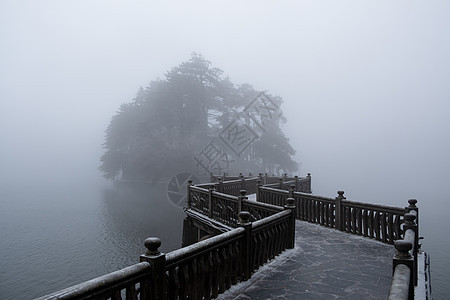 大雾中的庐山如琴湖九曲桥背景图片