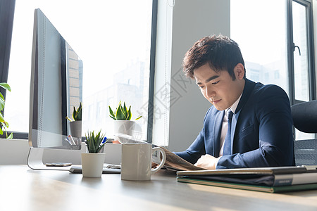 商务男士办公室看报纸图片