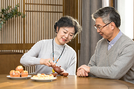 老年夫妇喝茶聊天图片
