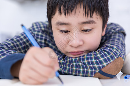 青少年苦恼学习图片