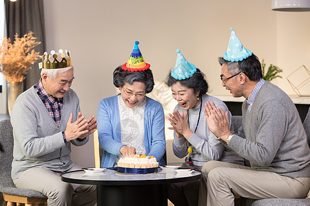 美味好吃的生日蛋糕老年朋友相聚庆祝生日背景