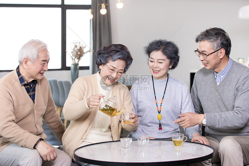 老年朋友欢聚喝茶聊天图片