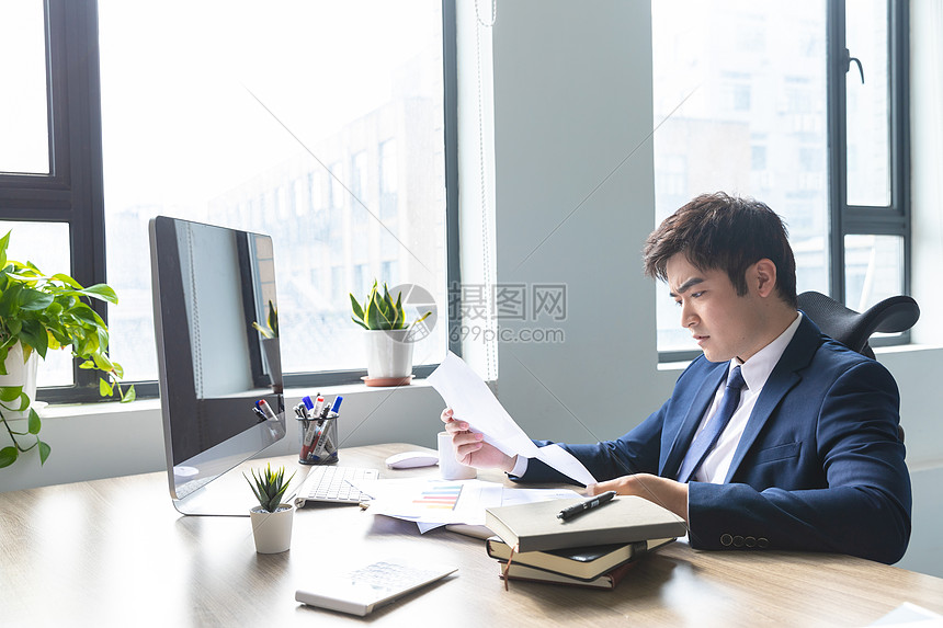 商务男士办公室工作高清图片下载-正版图片501168123-摄图网