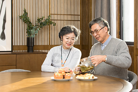老年夫妻喝茶聊天背景图片
