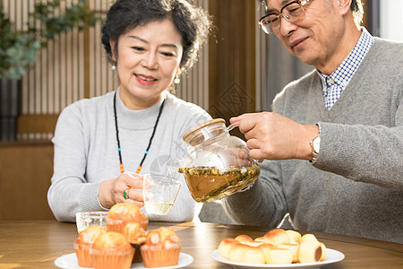 老年夫妻喝茶聊天图片