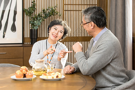 老年夫妻喝茶聊天图片