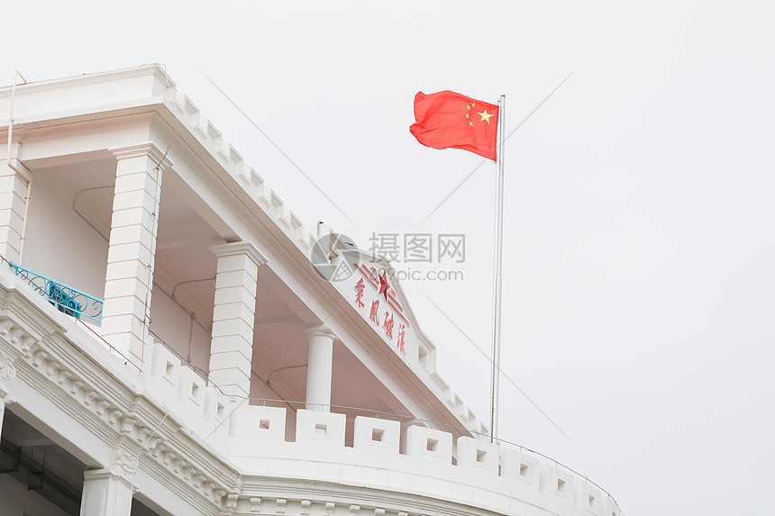 航海学院国旗迎风飘扬图片