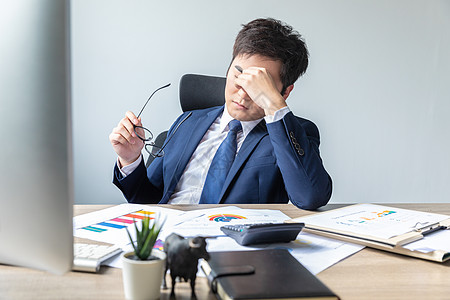 商务男士职业病眼睛疼背景图片