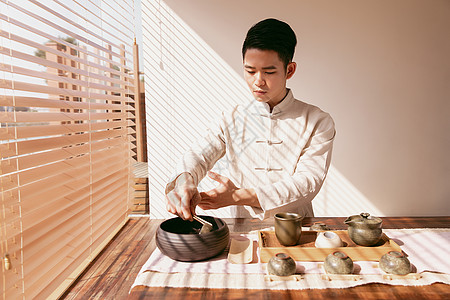 男性茶艺师洗茶杯背景图片