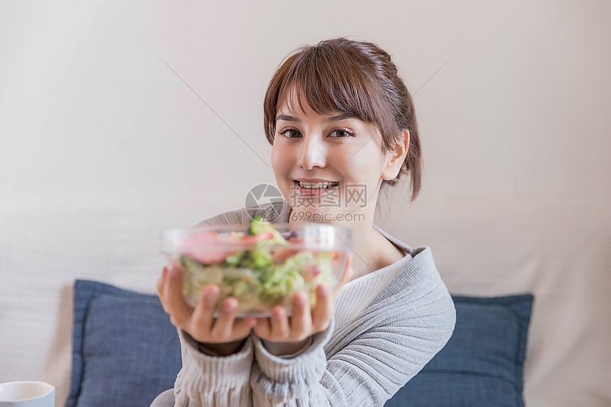 居家女性吃早餐图片