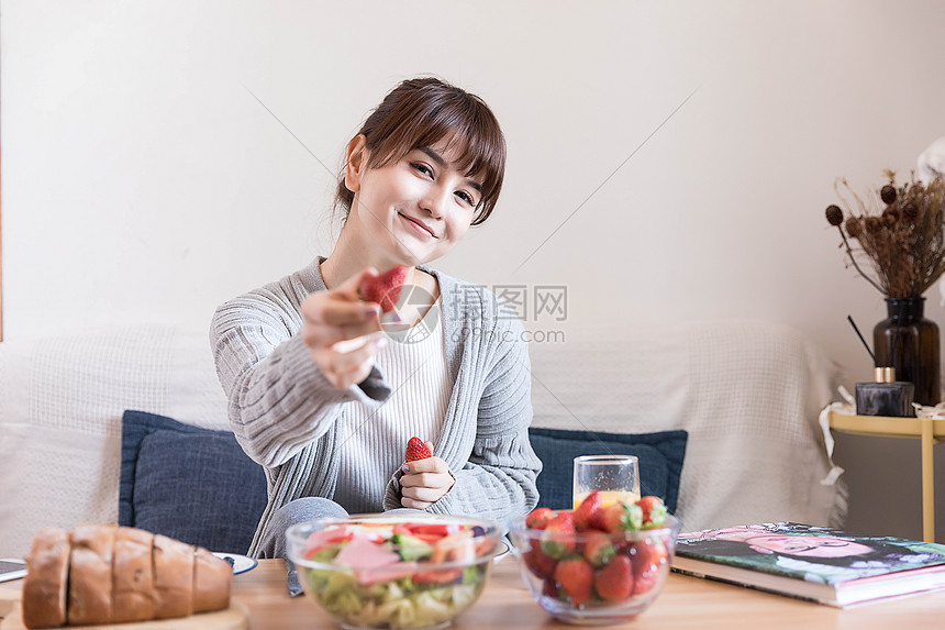 居家女性吃早餐图片