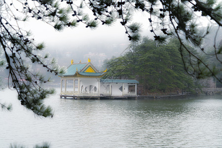 烟雾朦胧庐山如琴湖背景