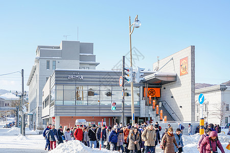 北海道小樽川流不息的人高清图片