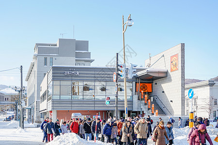 北海道小樽川流不息的人背景图片