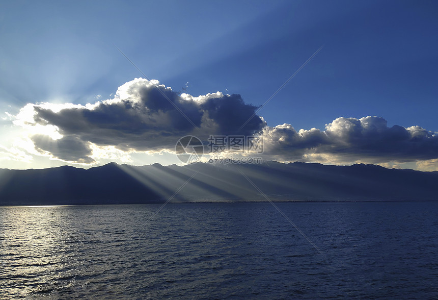 云南大理洱海云彩湖面图片