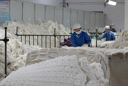 现代纺织厂工人清点生产材料图片
