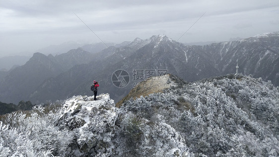 雪山上拍照的人图片