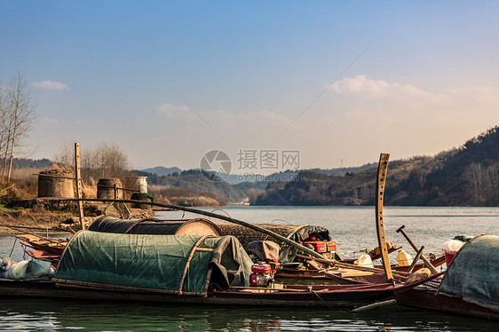 码头停泊的渔船图片