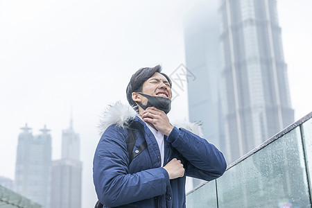 在雾霾中捂住喉咙背景图片