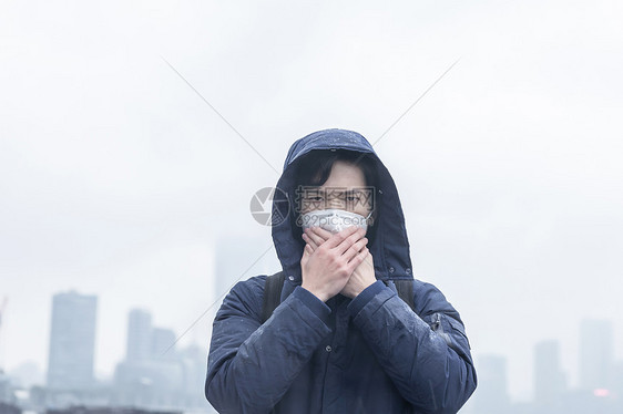 在雾霾中捂住口鼻图片