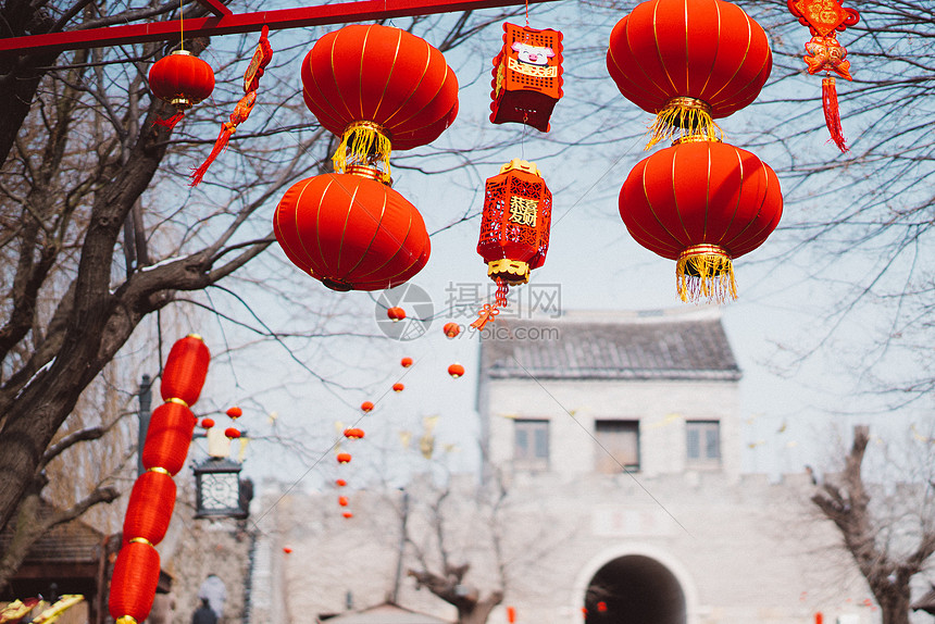  新年随风飘的红灯笼图片