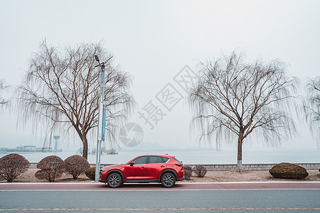 汽车旅行冬季行驶在道路上的汽车背景