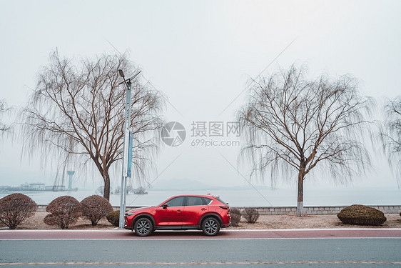 冬季行驶在道路上的汽车图片