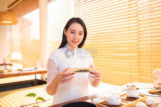 女生手拿茶叶图片