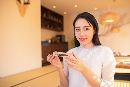 女生手拿茶叶图片