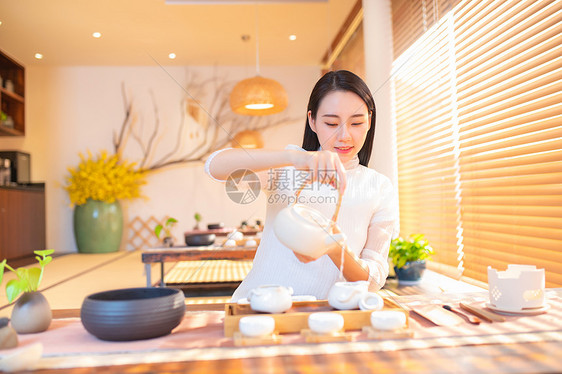 古装女生倒茶形象图片