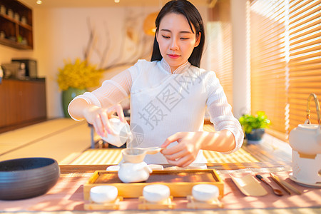 女生滤茶动作图片