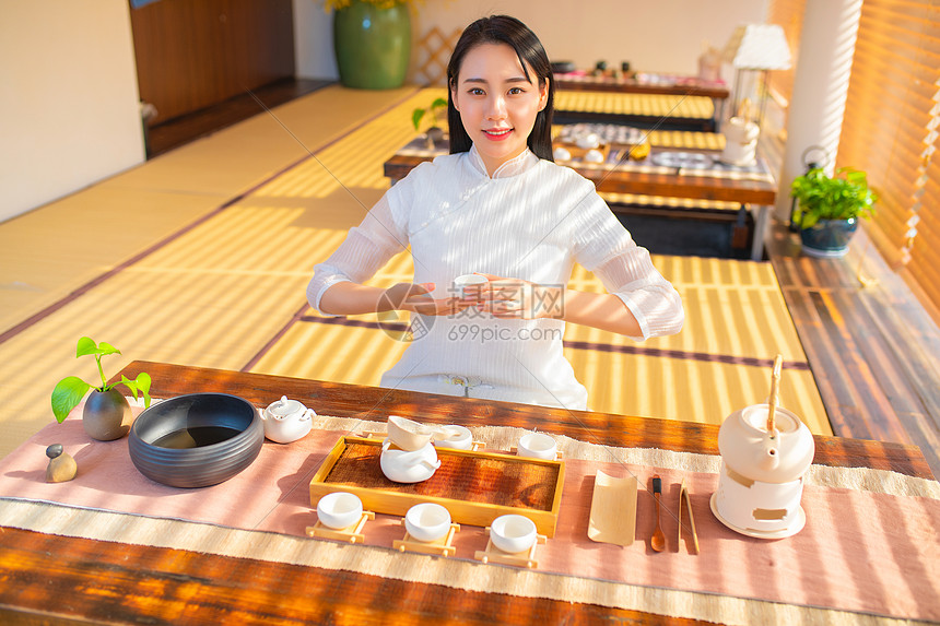 古装美女手拿茶杯形象图片