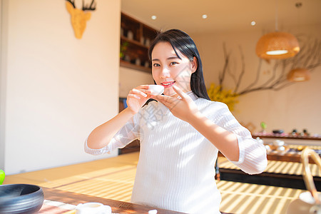 青年女性饮茶图片