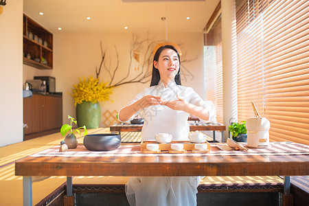 悠闲喝茶美女图片