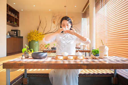 青年女性饮茶背景图片