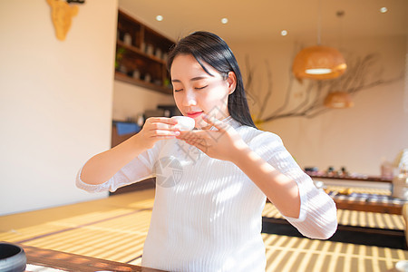 青年女性饮茶图片