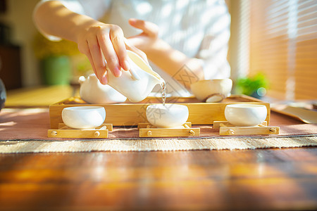 投茶的动作倒茶动作特写背景